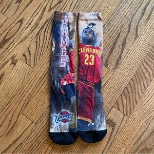 Mens Size 7-11 LeBron James Cleveland Cavaliers Lion Side By Side Matching Socks